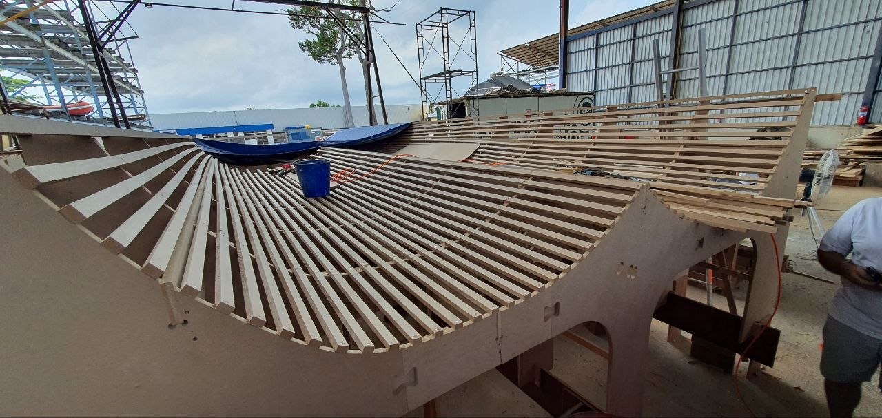 Bow section frames — compound curvature