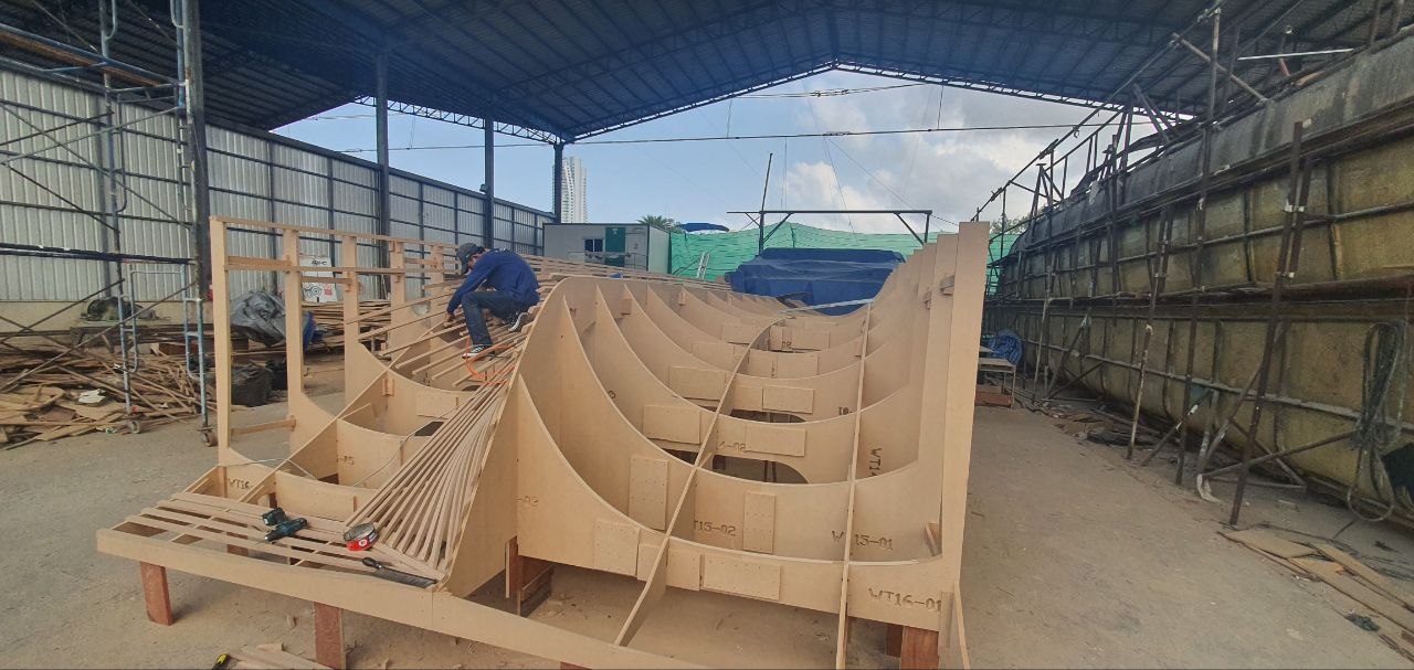 Midship section frames