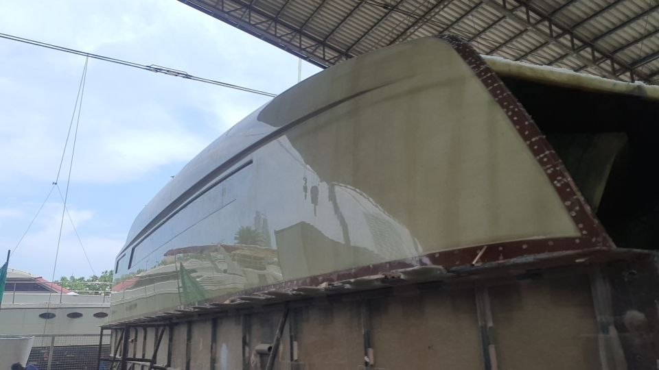Composite yacht hull — mirror gelcoat finish